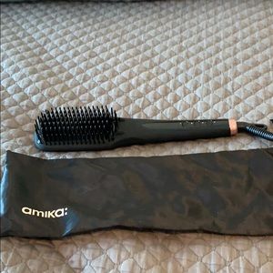 Amika Straightening brush